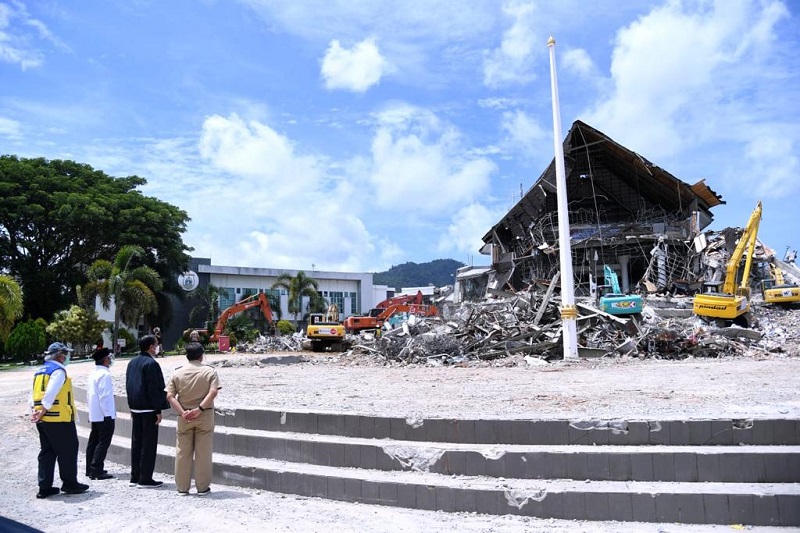 Pemanfaatan Jasa Cleaning Service di Kantor Gubernur Sulbar Menunggu Assesment Hingga Gedung Dinyatakan Betul-betul Aman
